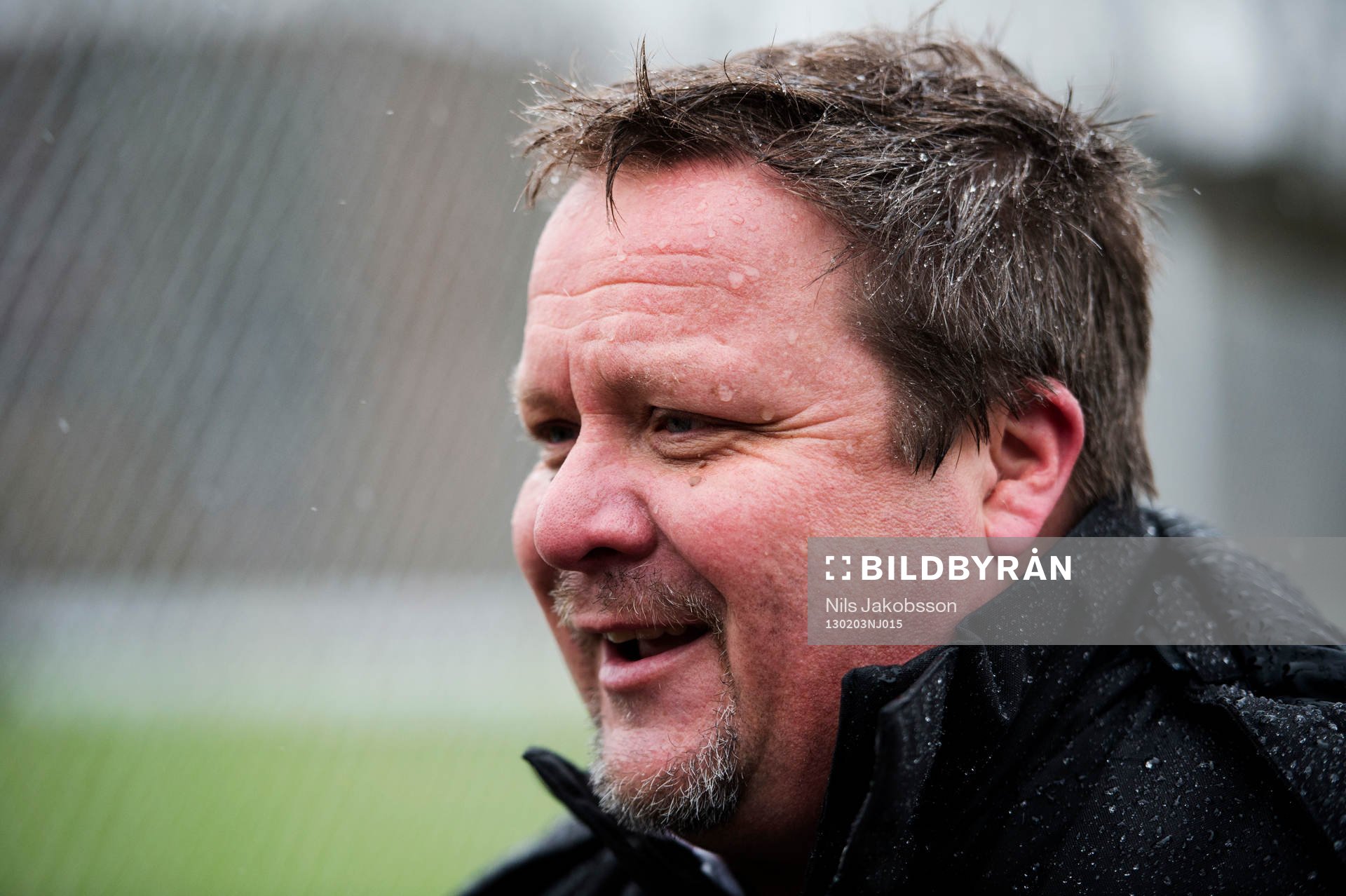 Fotboll, träningsmatch, Odense - Helsingborg: en blöt men glad Roar Hansen, tränare, Helsingborg.