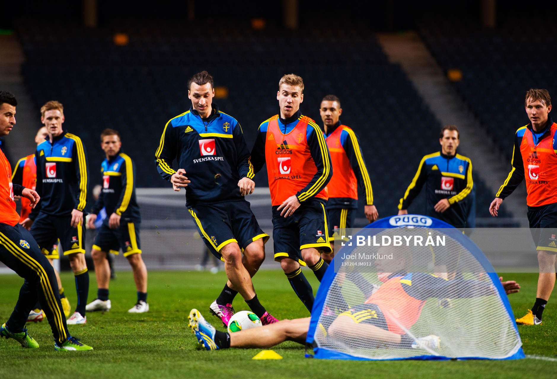 Zlatan Ibrahimovic skjuter bollen som Pontus Wernbloom är