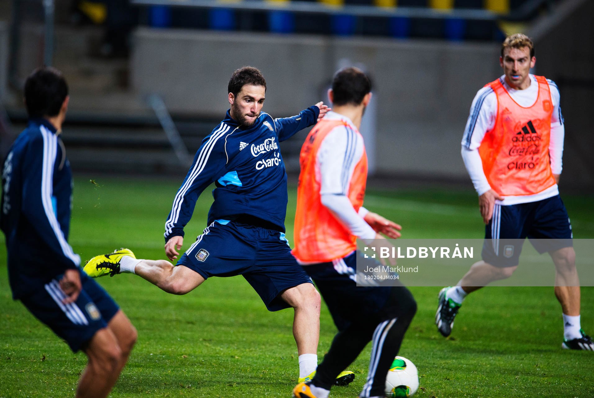 Gonzalo Higuain skjuter