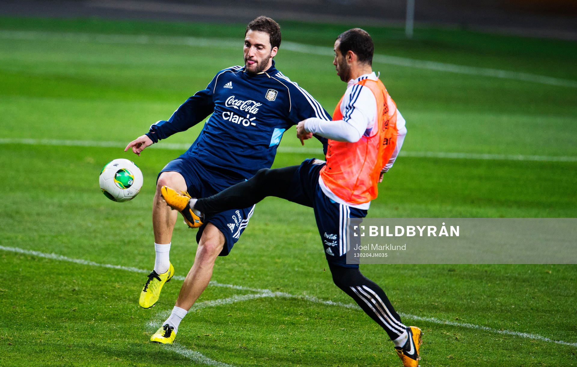 Gonzalo Higuain utmanas av Javier Mascherano