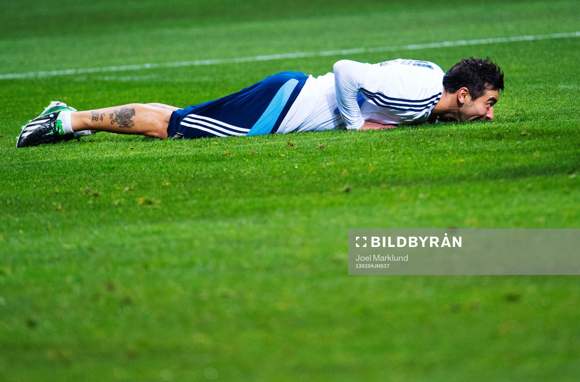 Ezequiel Lavezzi ligger ner på gräset