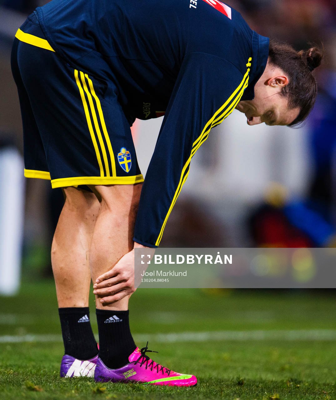 Zlatan Ibrahimovic tar sig för ena benet och grimaserar