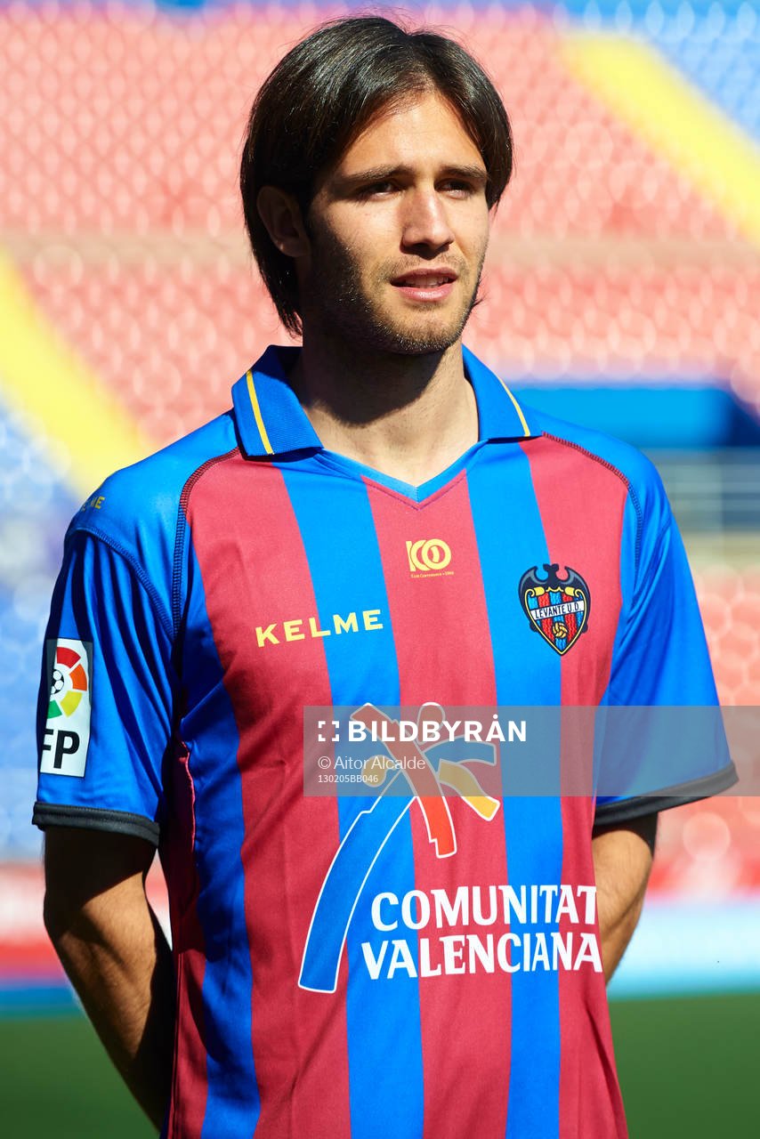 Robert Aquafresca poses at the new signing of Levante UD,