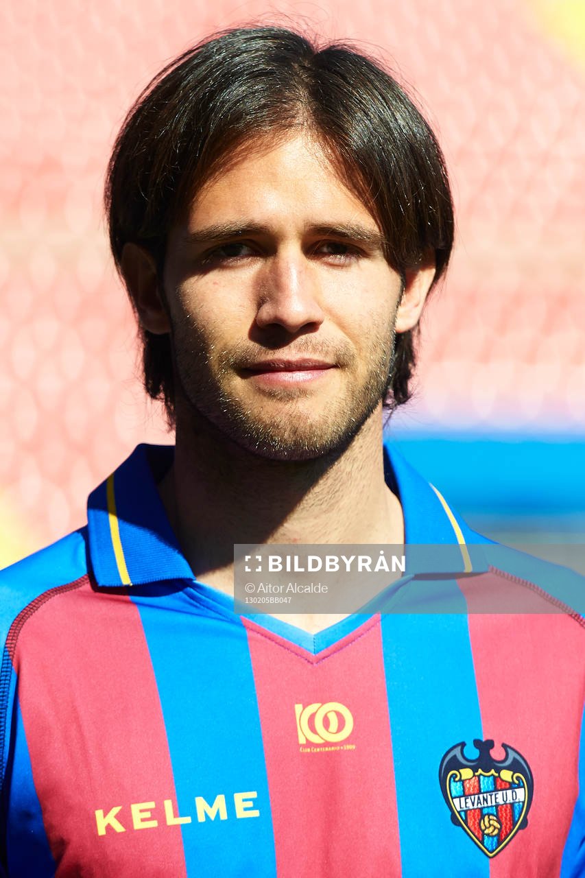 Robert Aquafresca poses at the new signing of Levante UD,