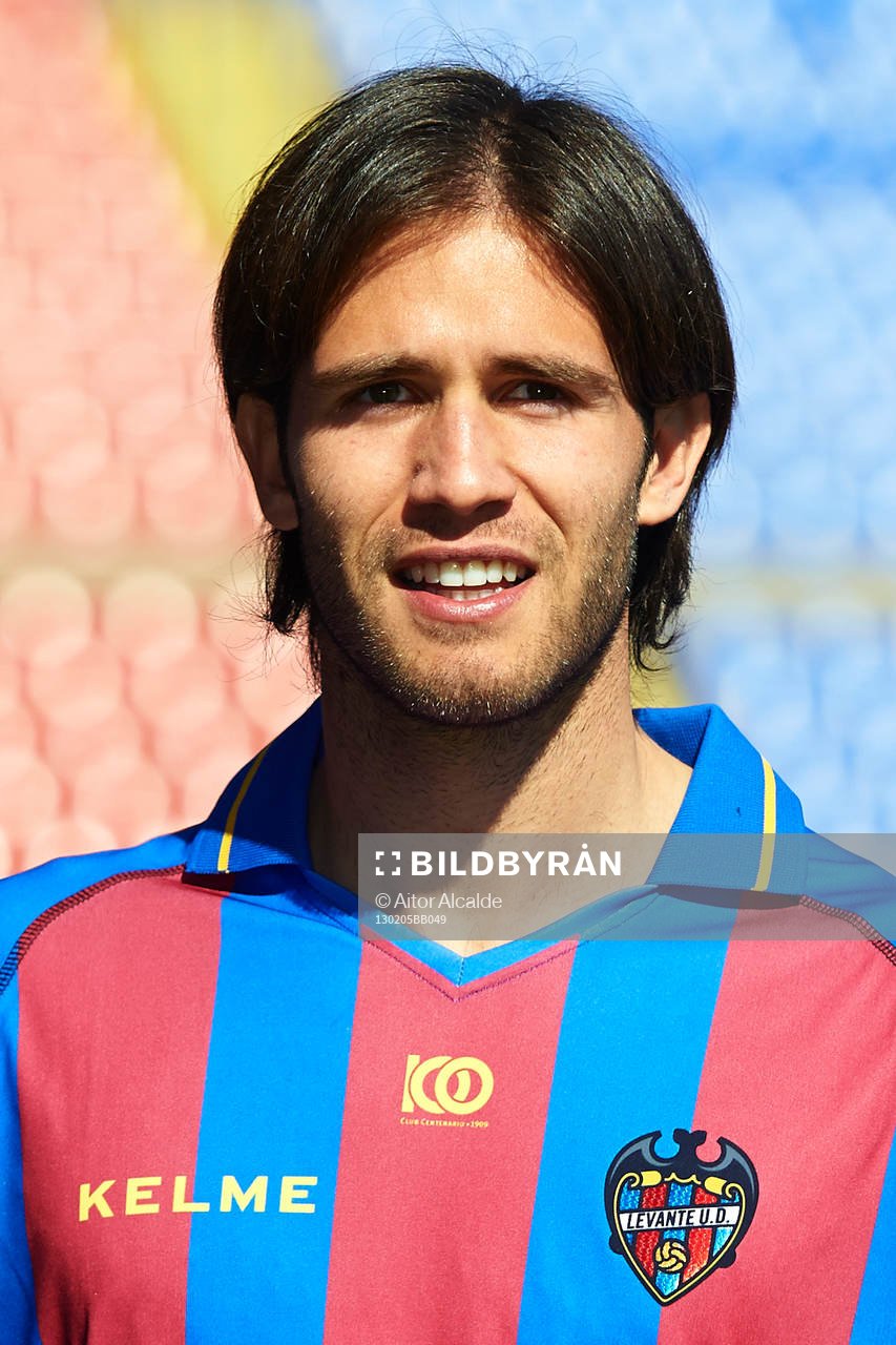 Robert Aquafresca poses at the new signing of Levante UD,