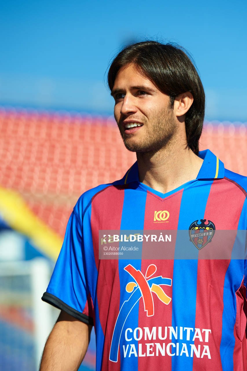 Robert Aquafresca poses at the new signing of Levante UD,