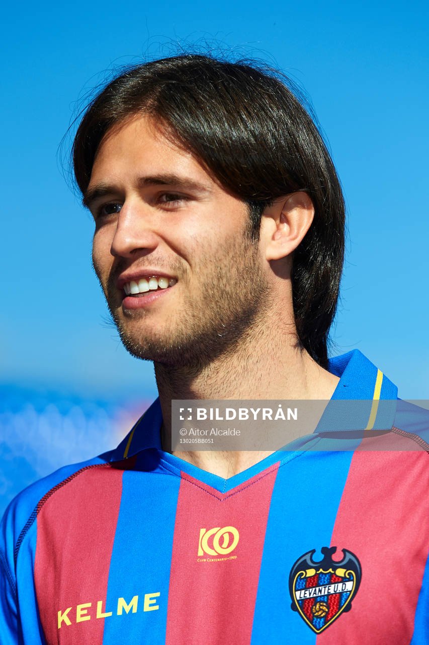 Robert Aquafresca poses at the new signing of Levante UD,