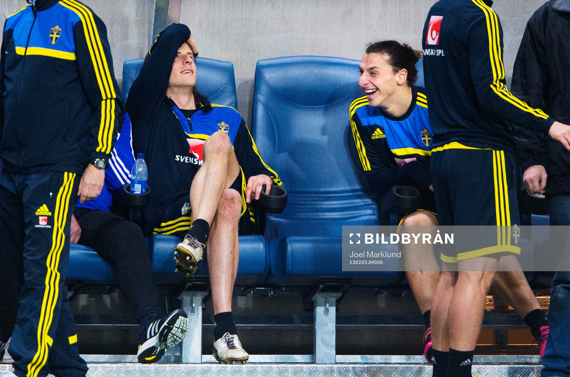Jonas Olsson och Zlatan Ibrahimovic skrattar på bänken