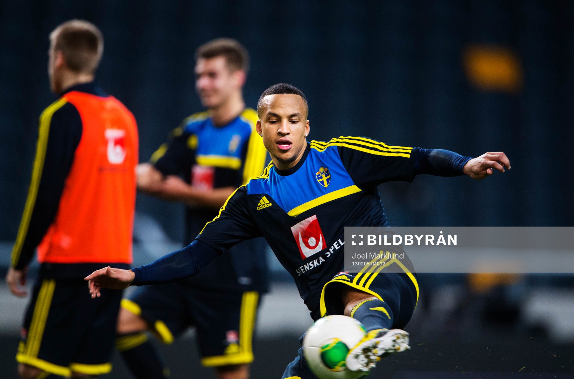 Martin Olsson skjuter