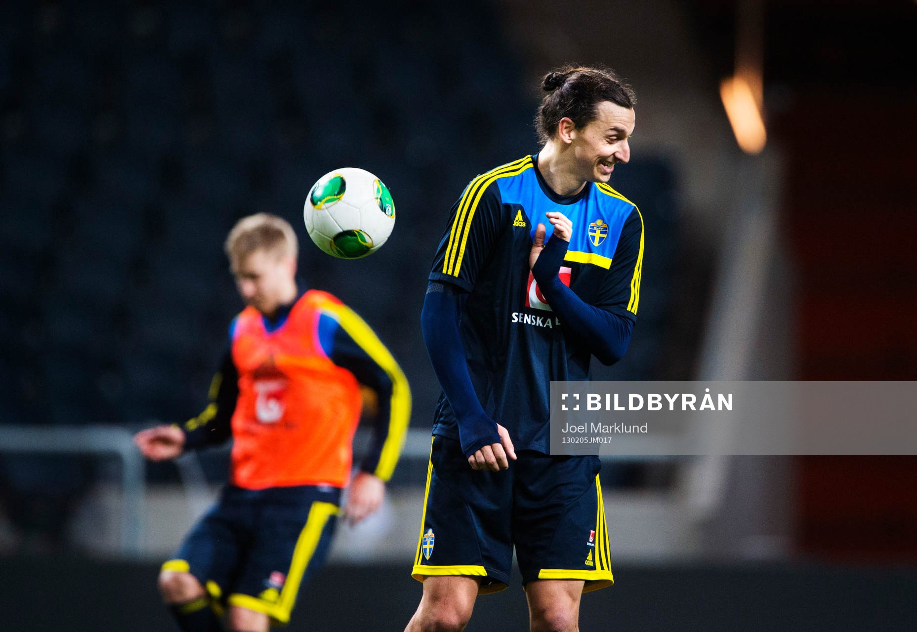Zlatan Ibrahimovic skrattar när han nästan blir träffad