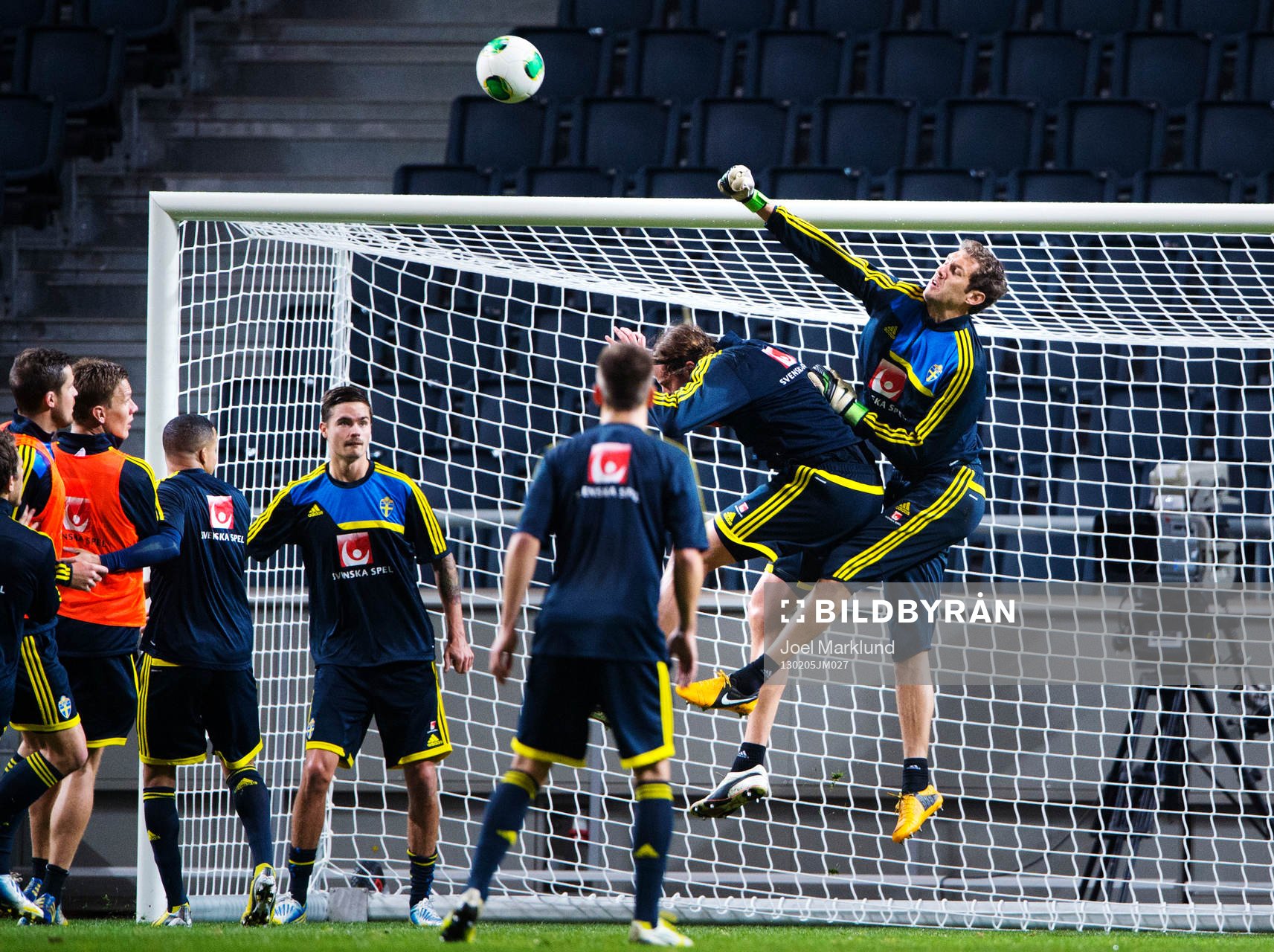 Andreas Isaksson, målvakt, boxar ut bollen