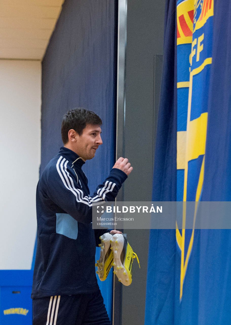 Lionel Messi anländer Friends Arena för träning