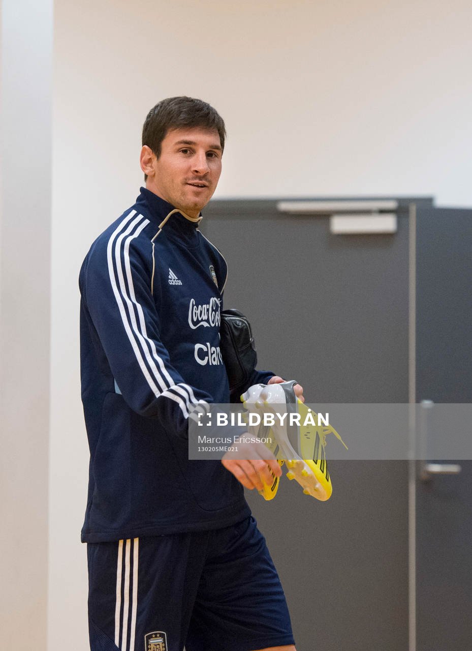 Lionel Messi anländer Friends Arena för träning