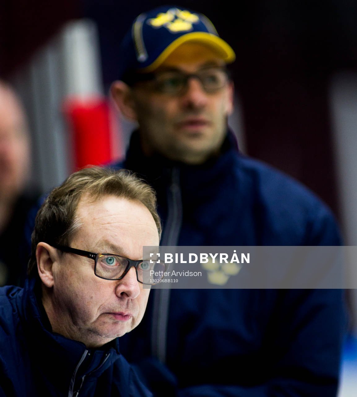 Pär Mårts, förbundskapten, i bakgrunden syns, Peter