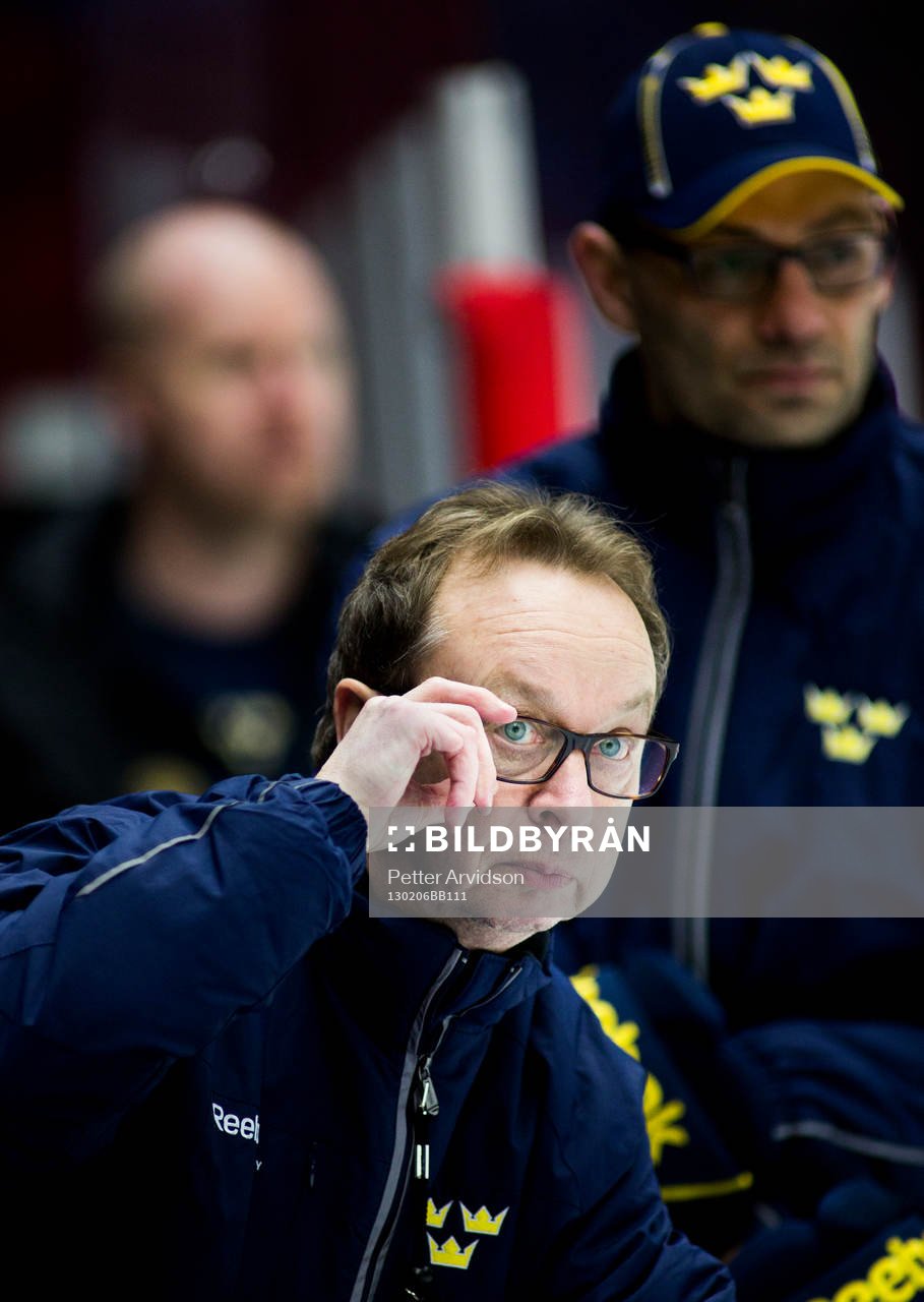 Pär Mårts, förbundskapten, i bakgrunden syns, Peter