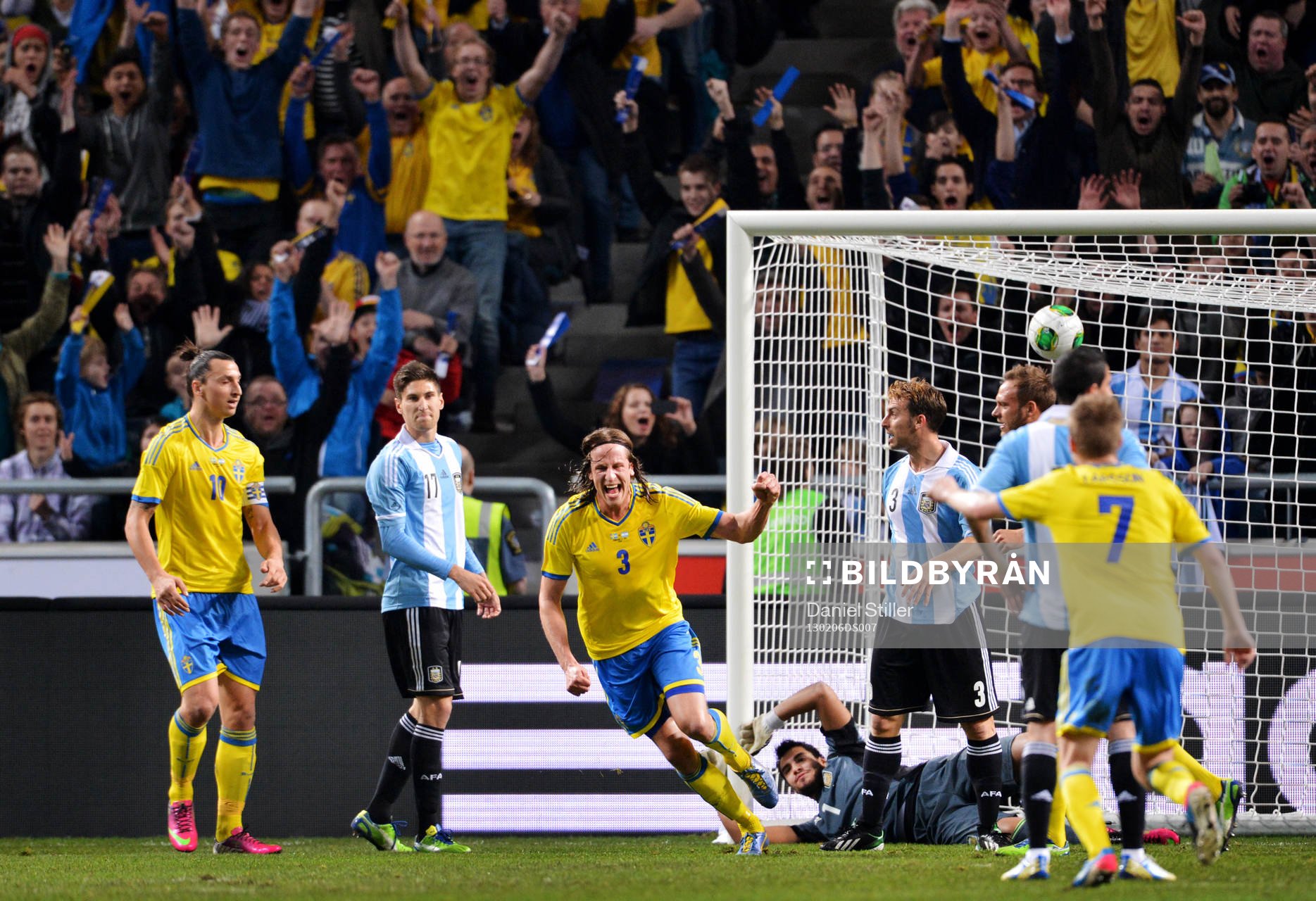 Jonas Olsson, har nickat in 1-1 och jublar