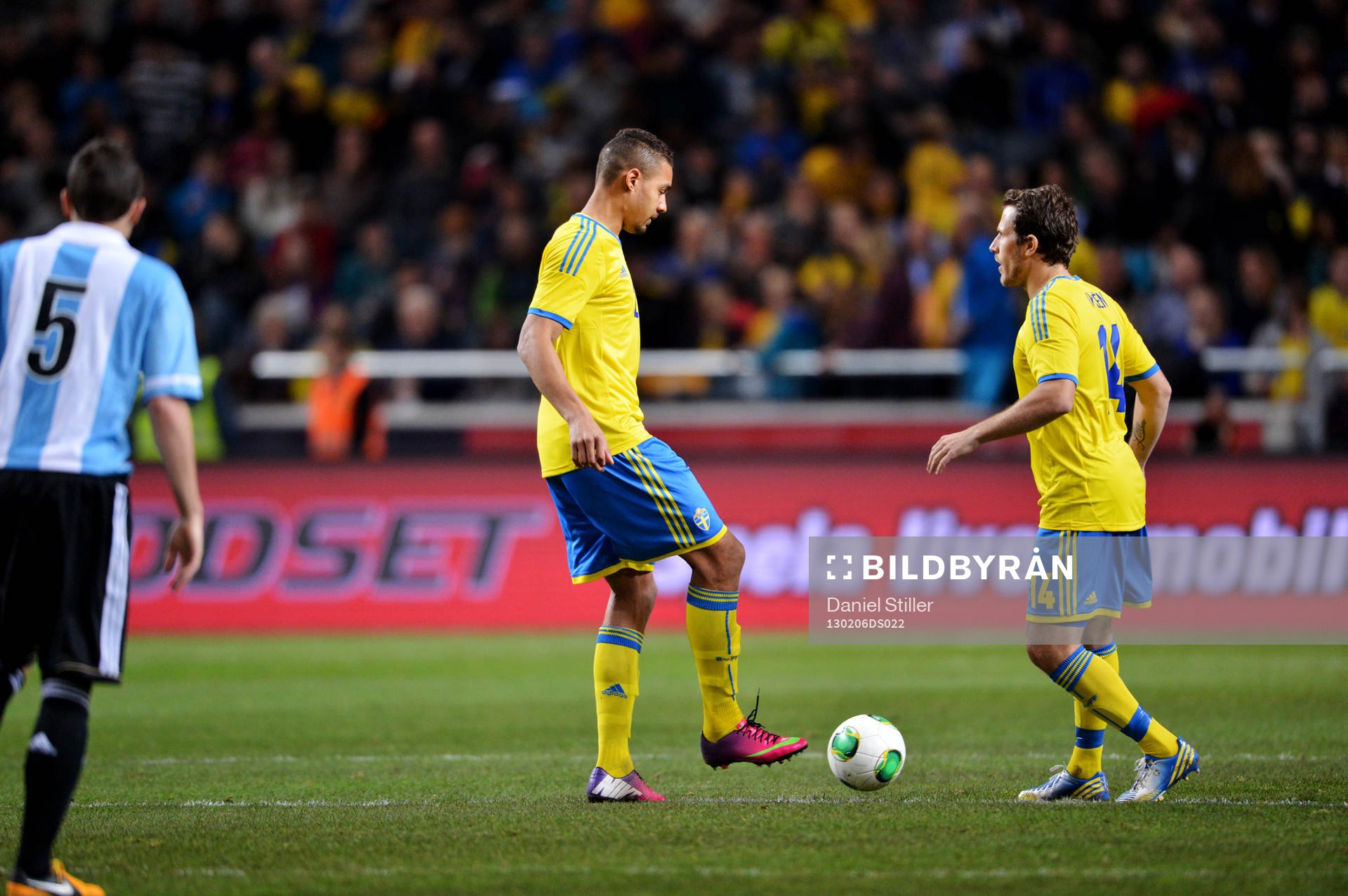 Mathias Ranégie och Tobias Hysén, Sverige, gör avspark