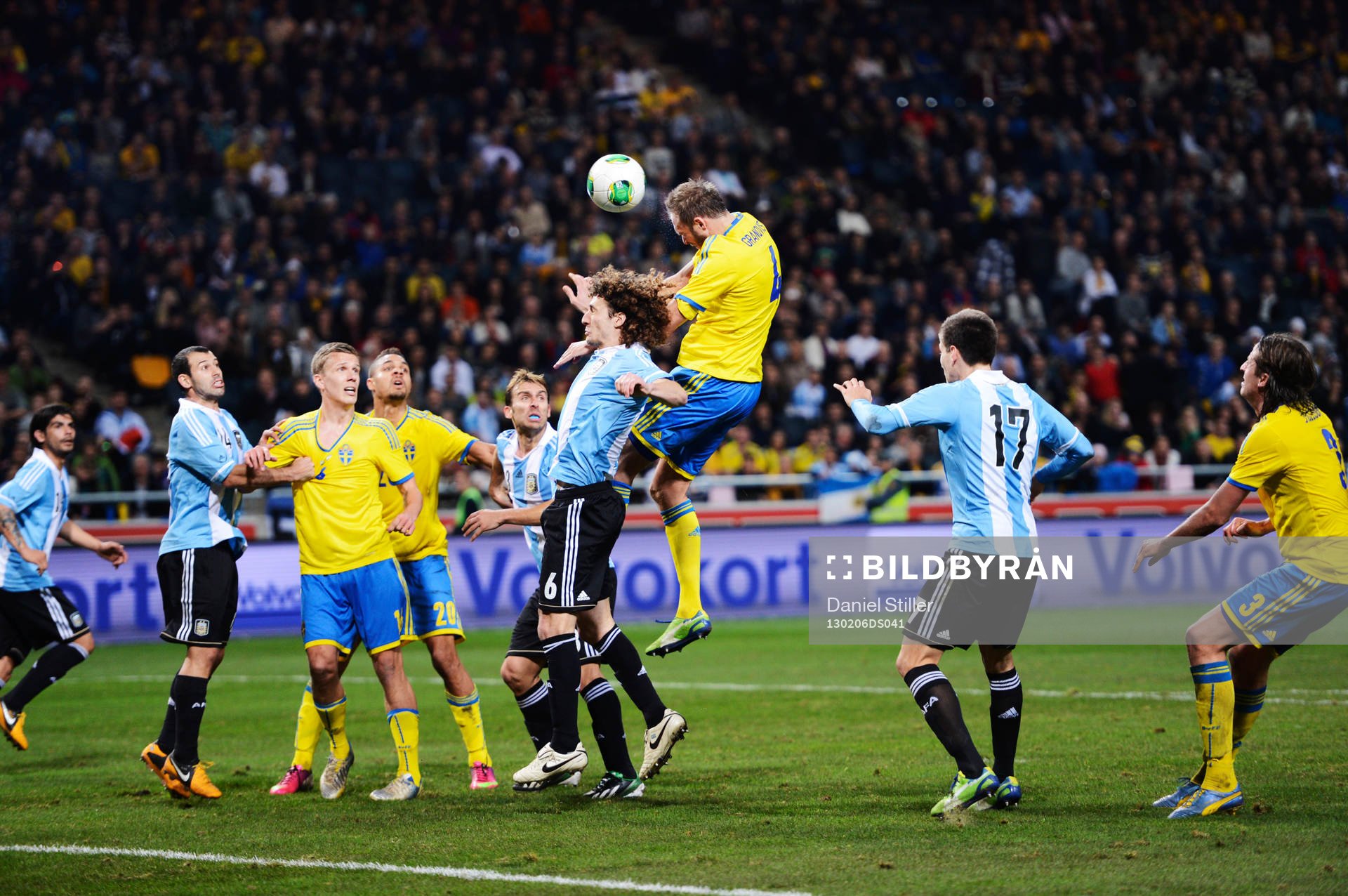 Fotboll, träningslandskamp, Sverige - Argentina: Andreas Granqvist,  Sverige, nickar
