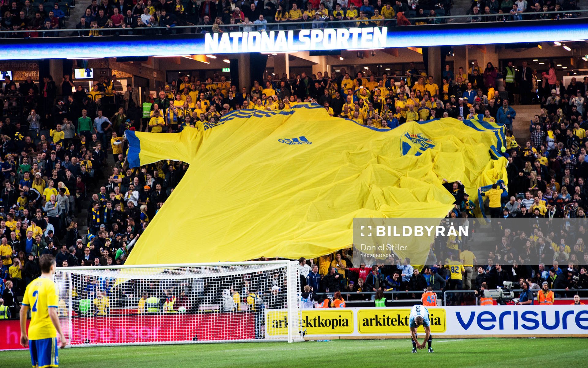 Spelarna ger en adidas-tröja till de svenska fansen