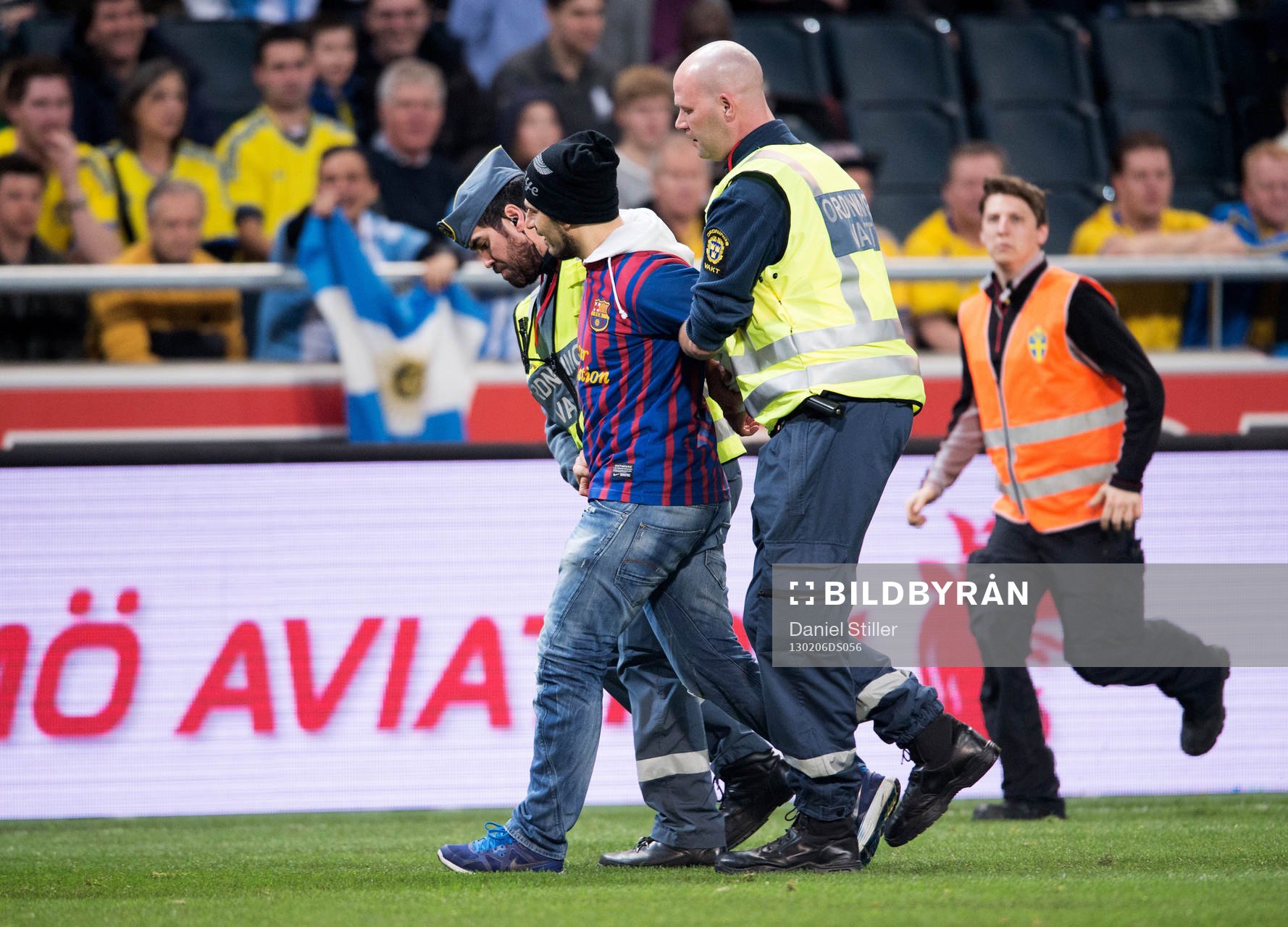 Ett Barcelonafan springer in och kramar Messi och förs