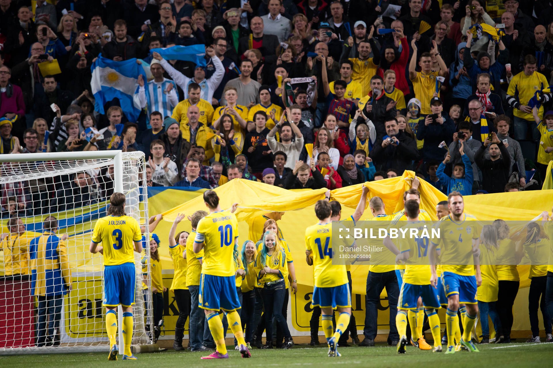 Sverige överlämnar en enorm Adidaströja till de svenska