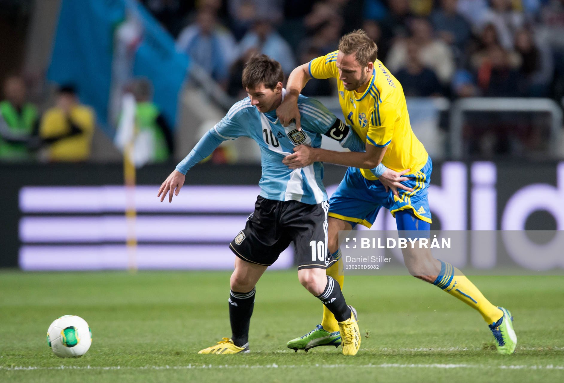 Andreas Granqvist,  Sverige, försöker stoppa Lionel