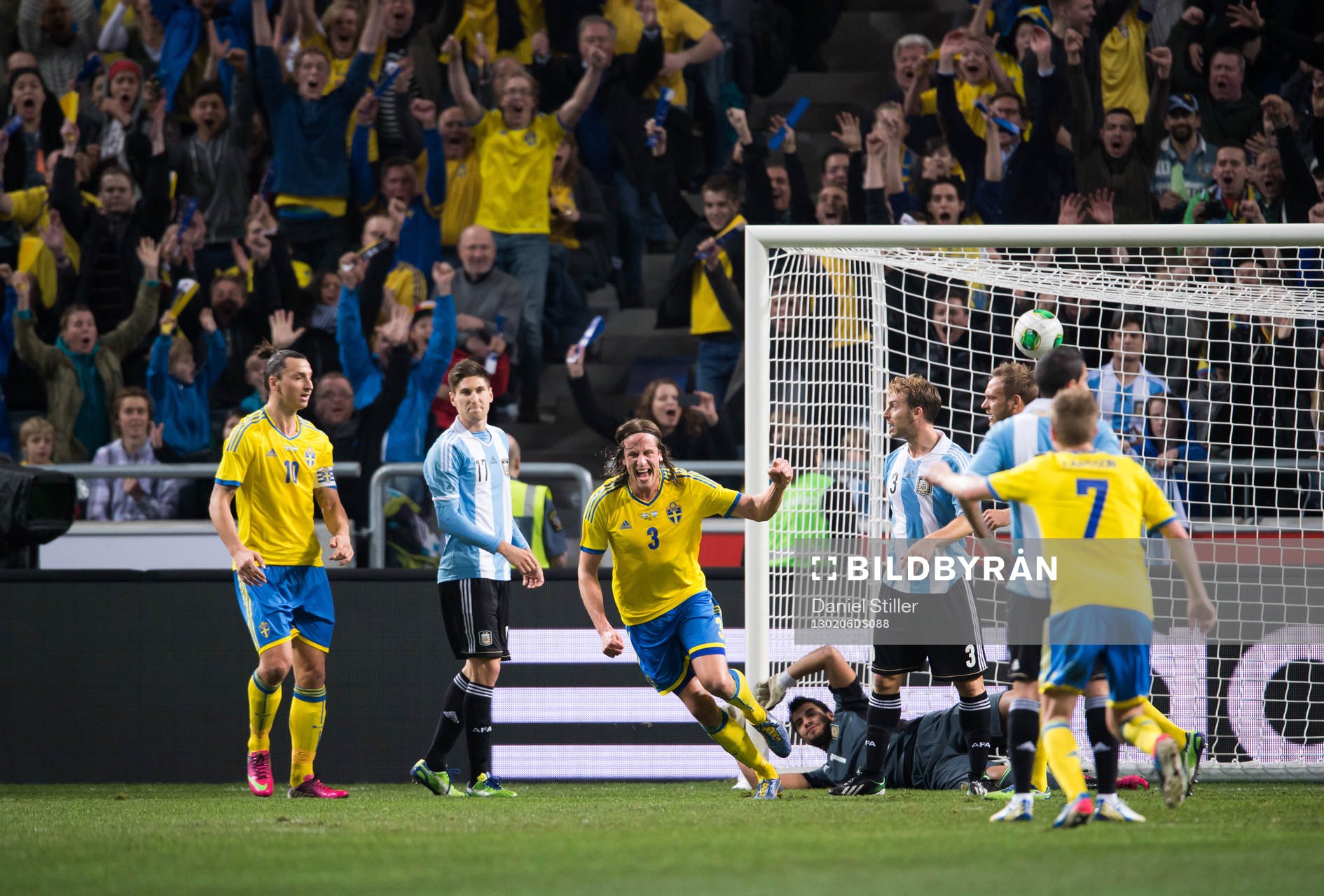 Jonas Olsson, Sverige, gör 1-1, jubel