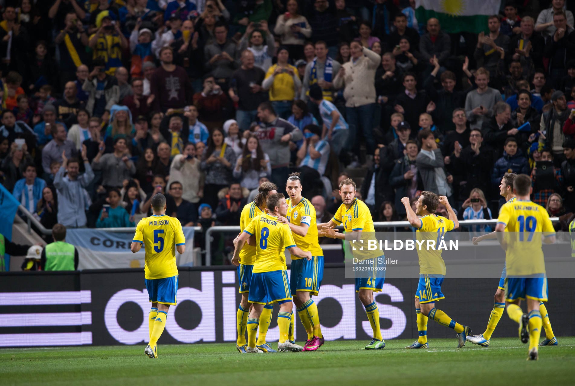 Jonas Olsson, Sverige, gör 1-1, jubel