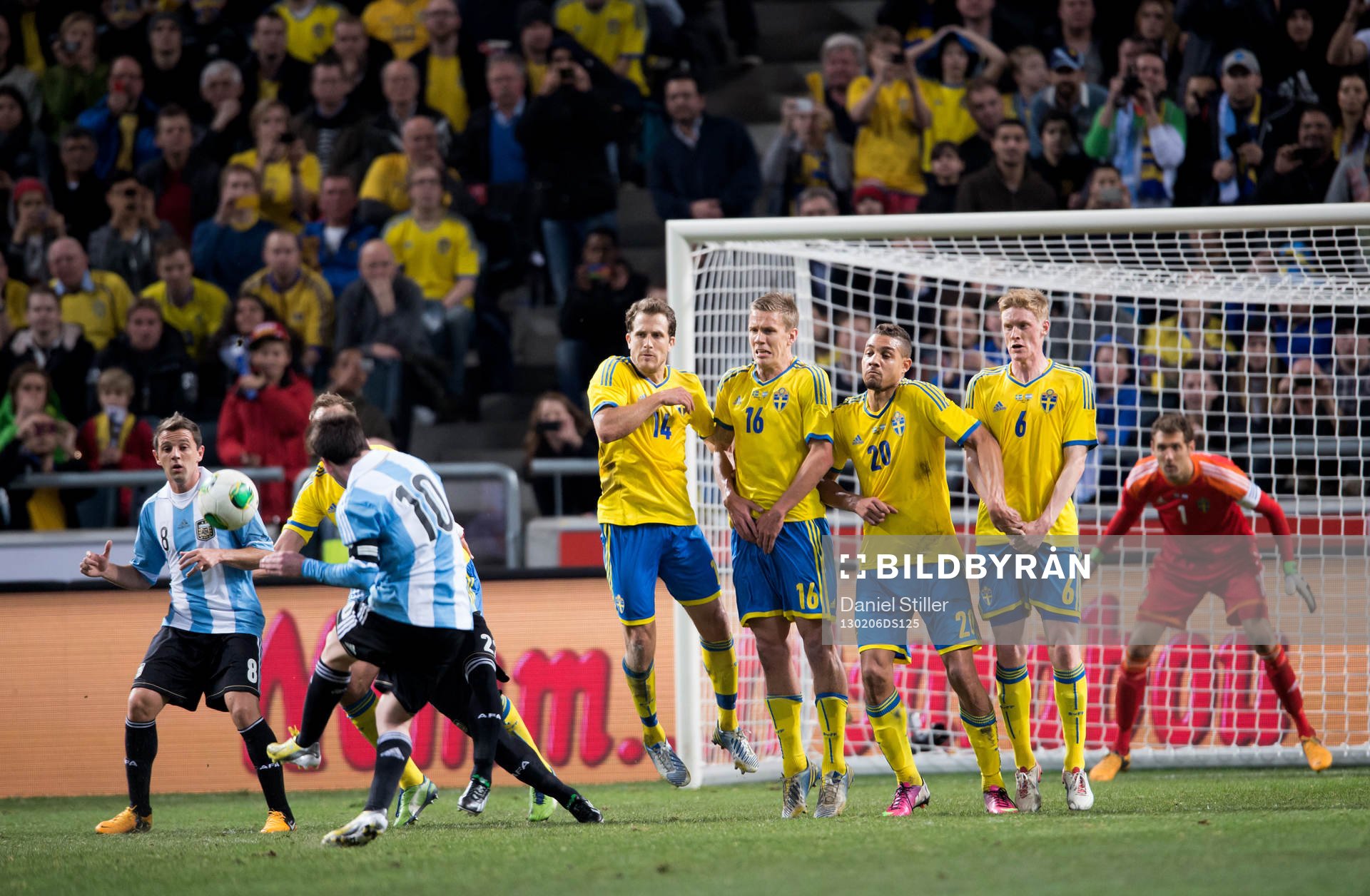 Lionel Messi, Argentina, slår en frispark mot Sverige