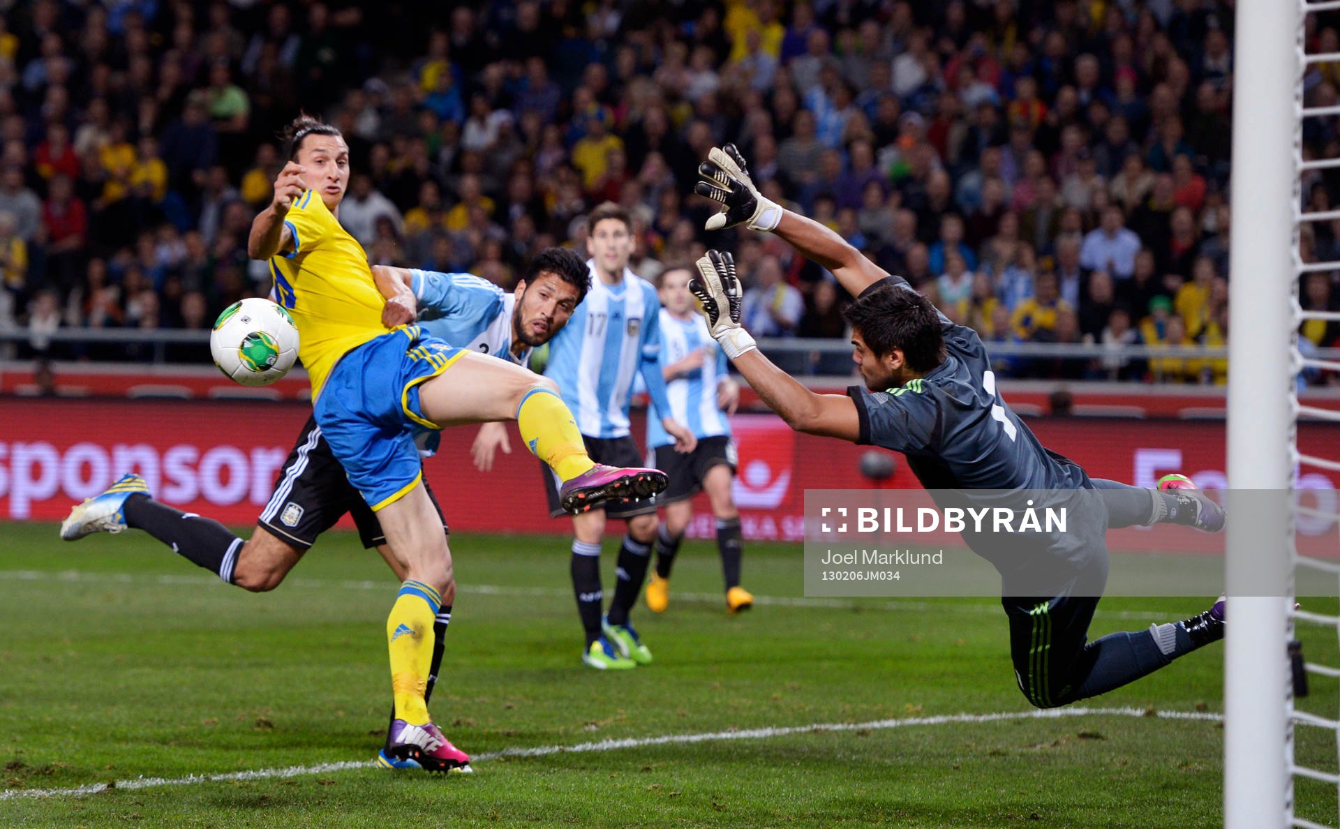 Zlatan Ibrahimović, Sverige, är nära att göra mål,
