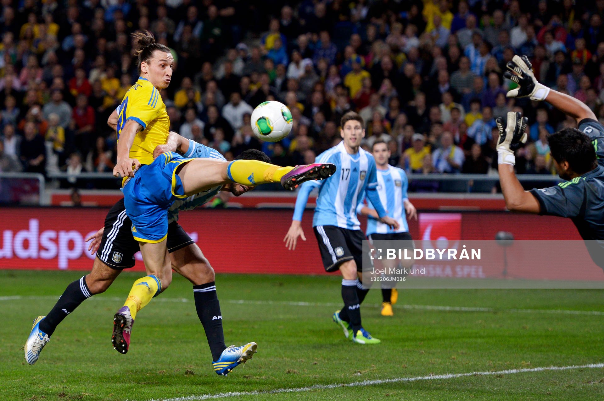 Zlatan Ibrahimović, Sverige, är nära att göra mål,