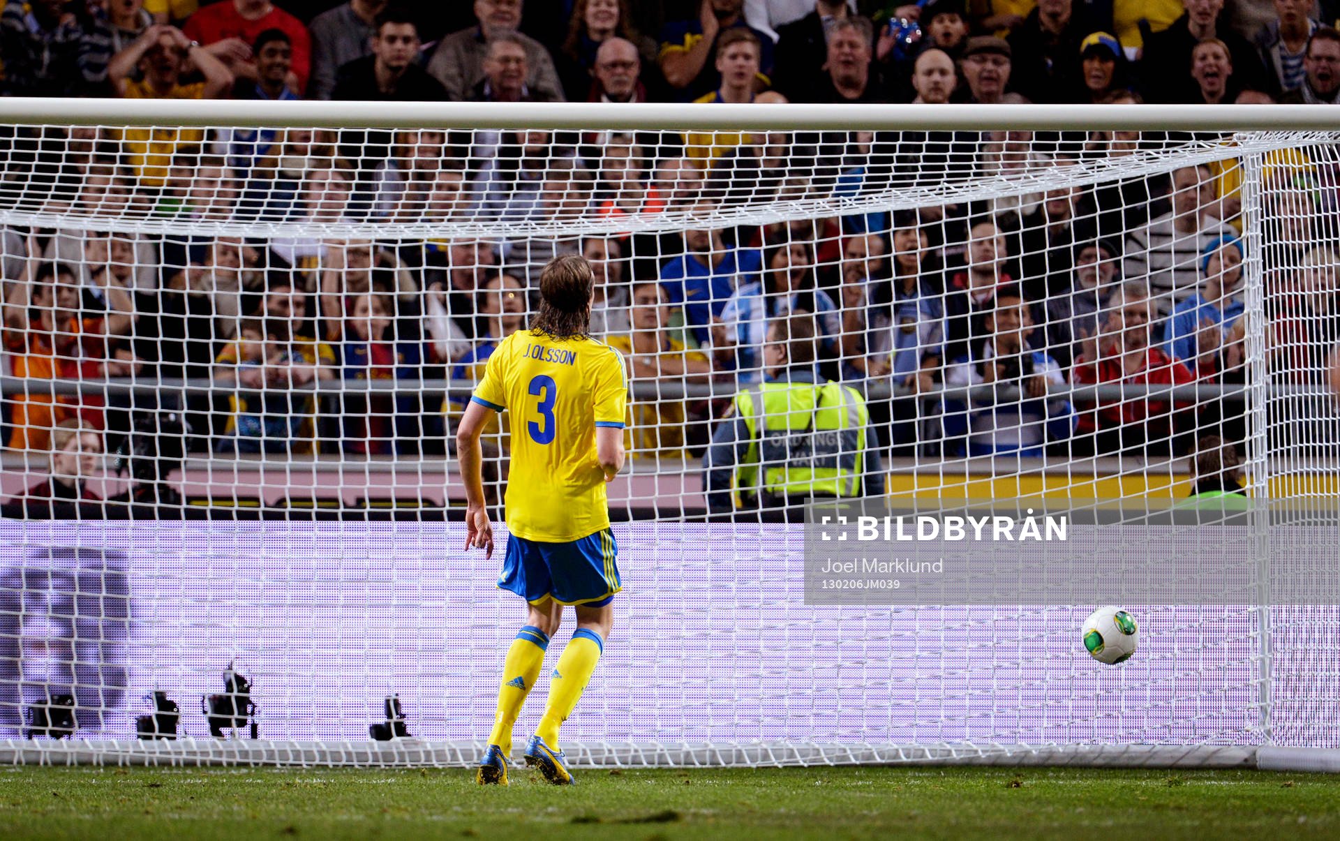 Jonas Olsson, Sverige, ser en boll gå i mål