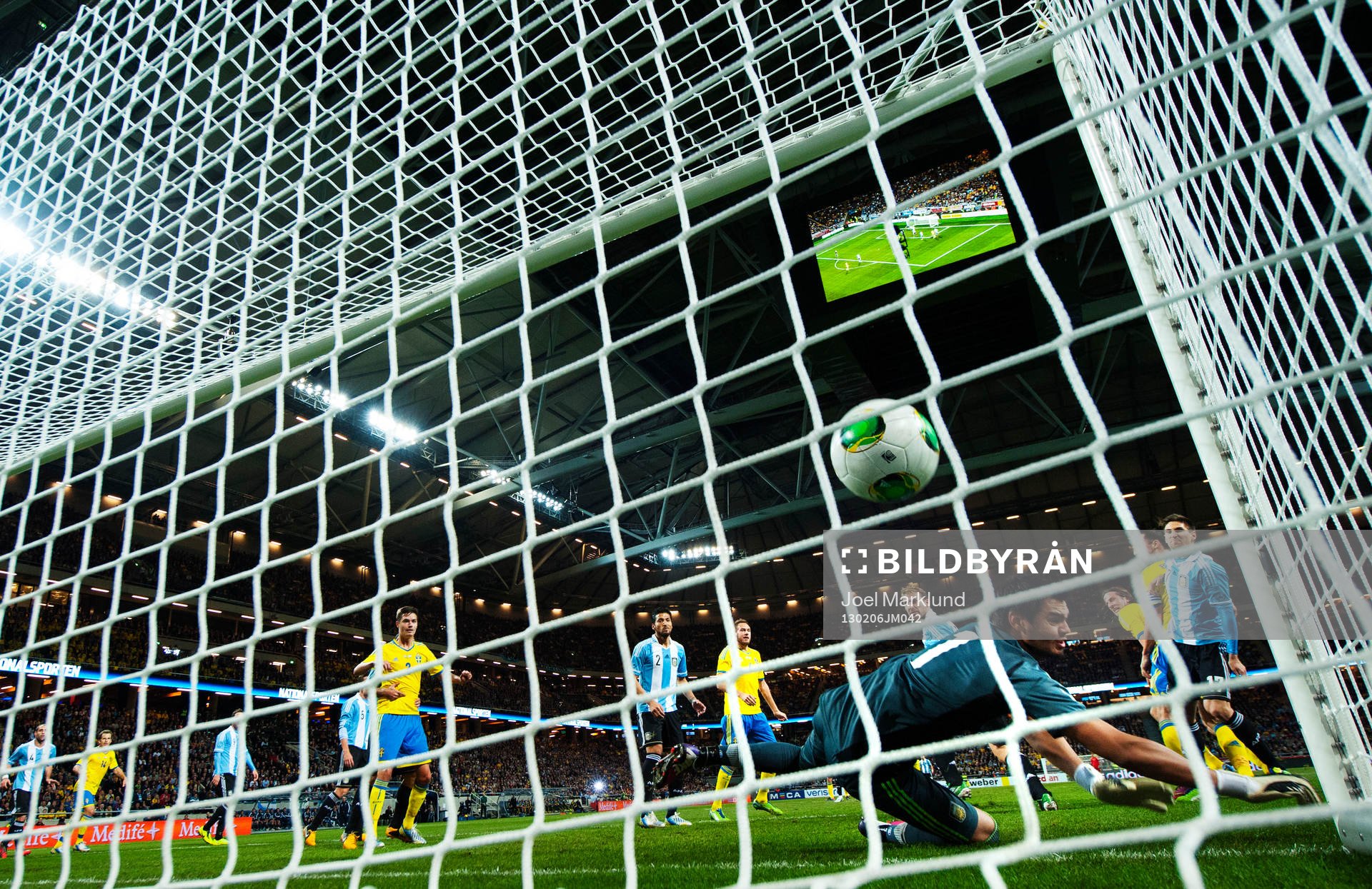 Jonas Olsson, Sverige, nickar in 1-1 bakom Sergio Romero,