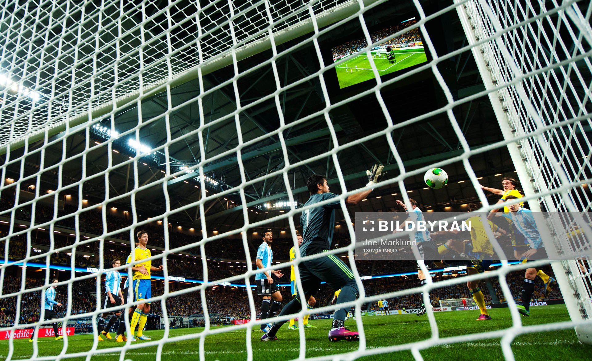 Jonas Olsson, Sverige, nickar in 1-1 bakom Sergio Romero,