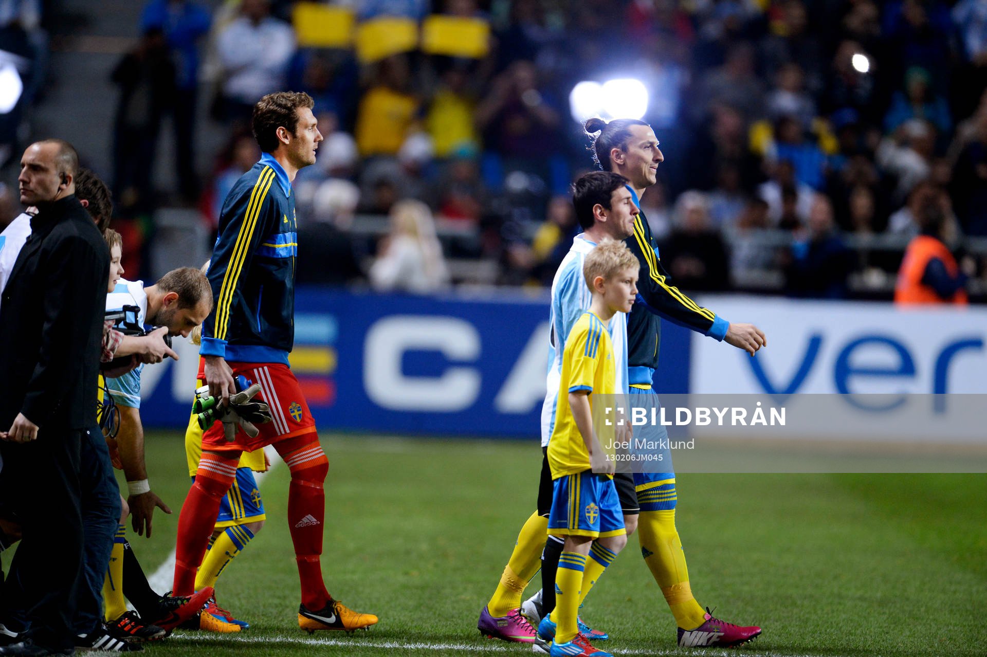 Zlatan Ibrahimović, Sverige, kommer in på planen