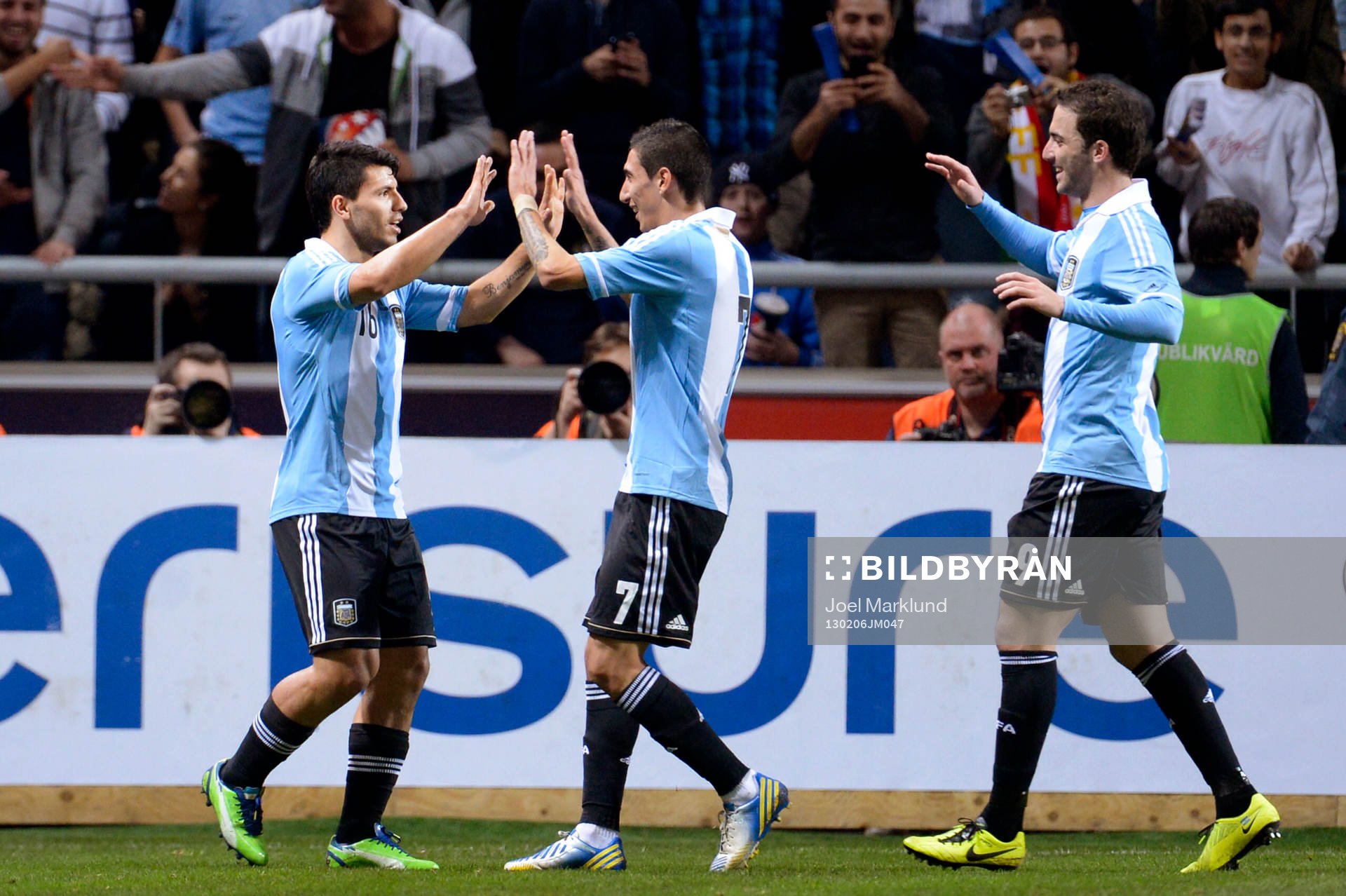 Fotboll, träningslandskamp, Sverige - Argentina: Gino Peruzzi, Angel Di Maria, Gonzalo Higuain, Argentina, jublar.