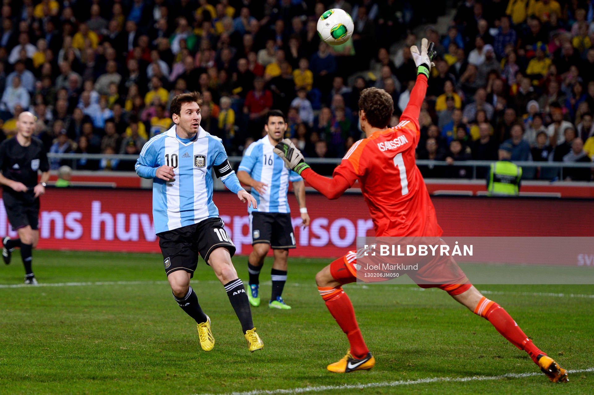 Lionel Messi, Argentina, chippar över Andreas Isaksson,