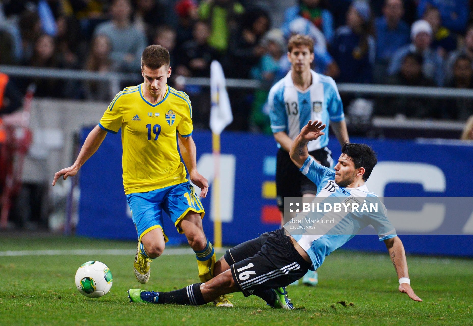 Sergio Aguero, glidtacklar Alexander Kačaniklić, Sverige