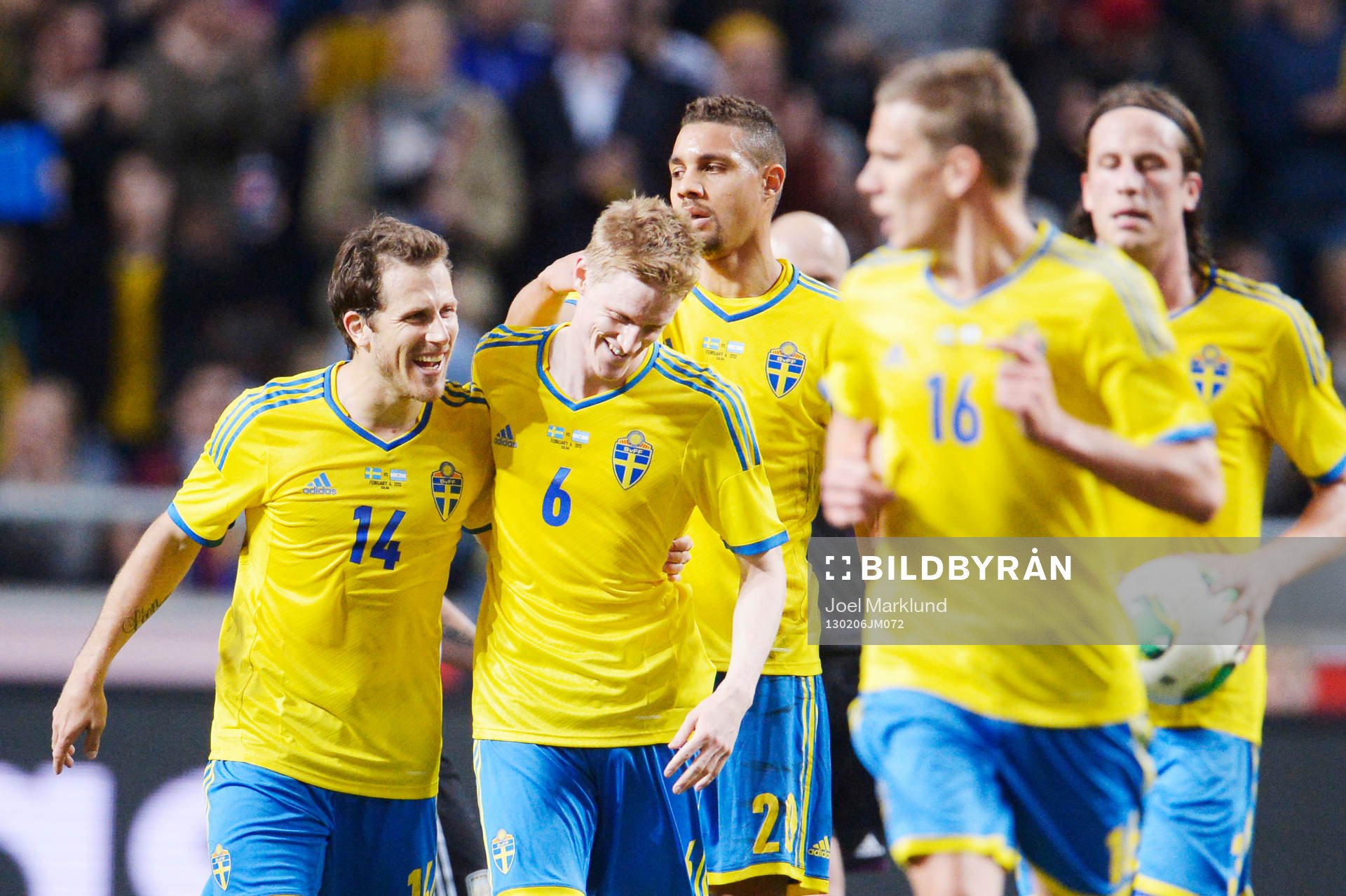 Rasmus Elm grattas av Tobias Hysén