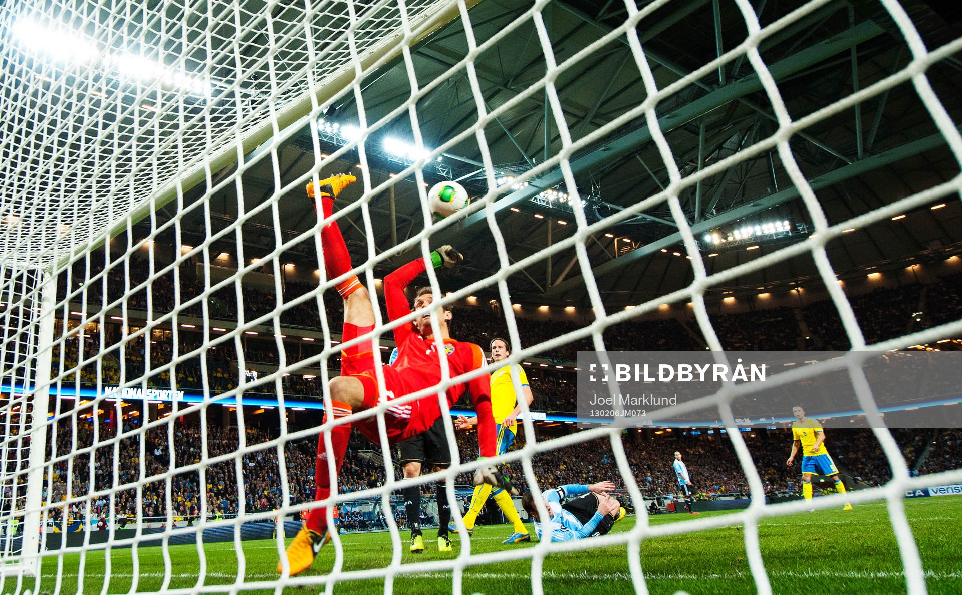Andreas Isaksson, målvakt, räddar bollen på mållinjen