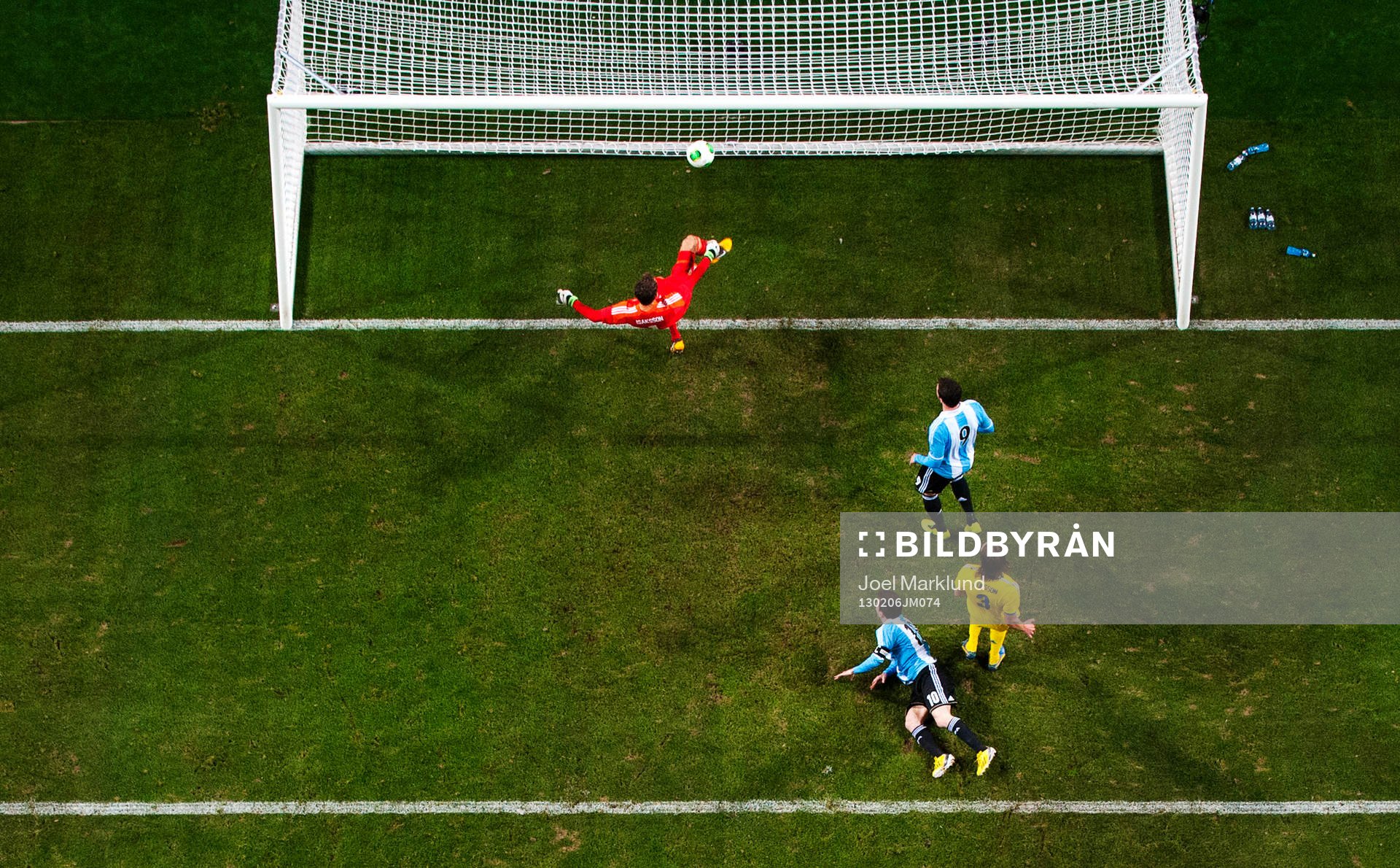 Andreas Isaksson, målvakt, räddar bollen på mållinjen