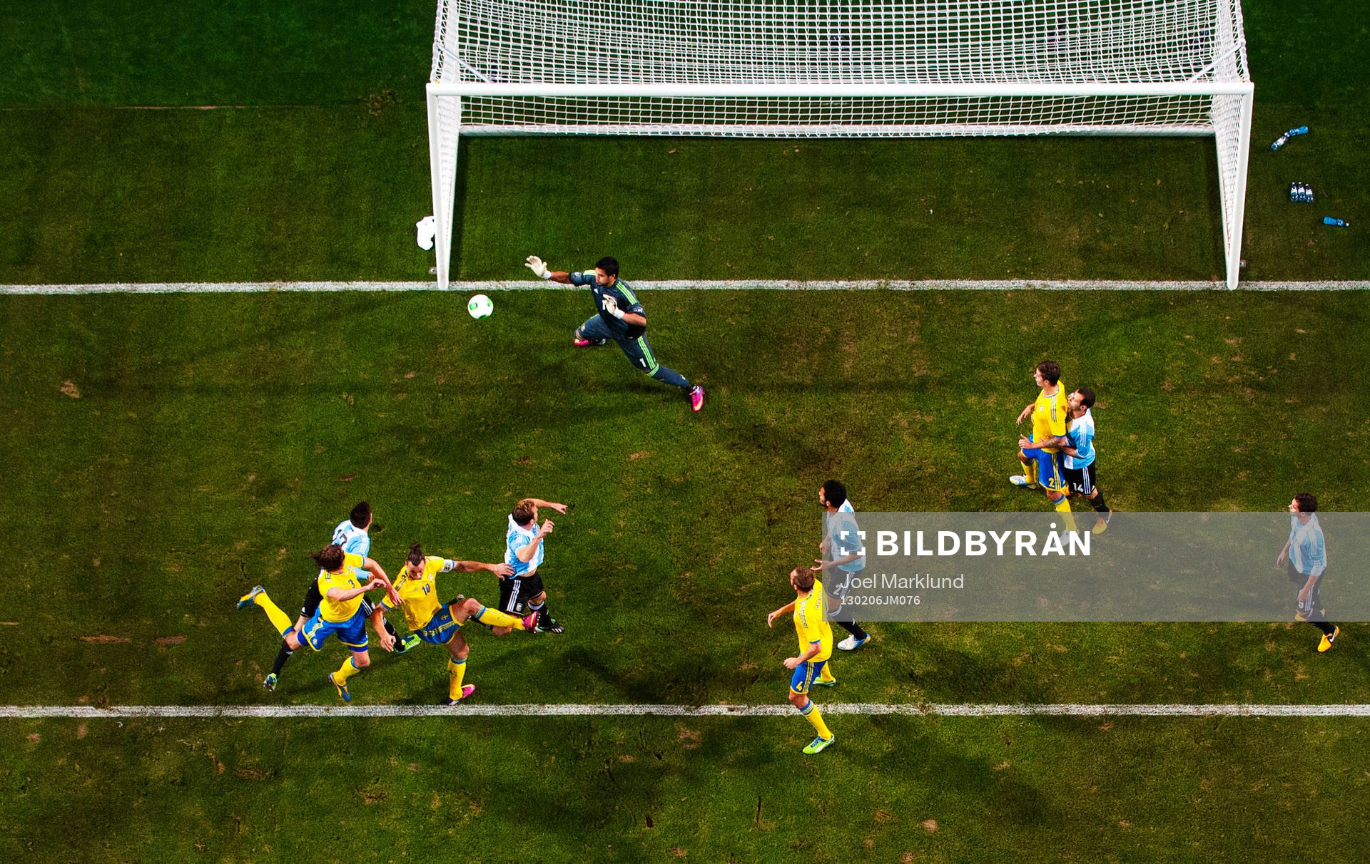 Jonas Olsson, Sverige, nickar in 1-1 bakom Sergio Romero,