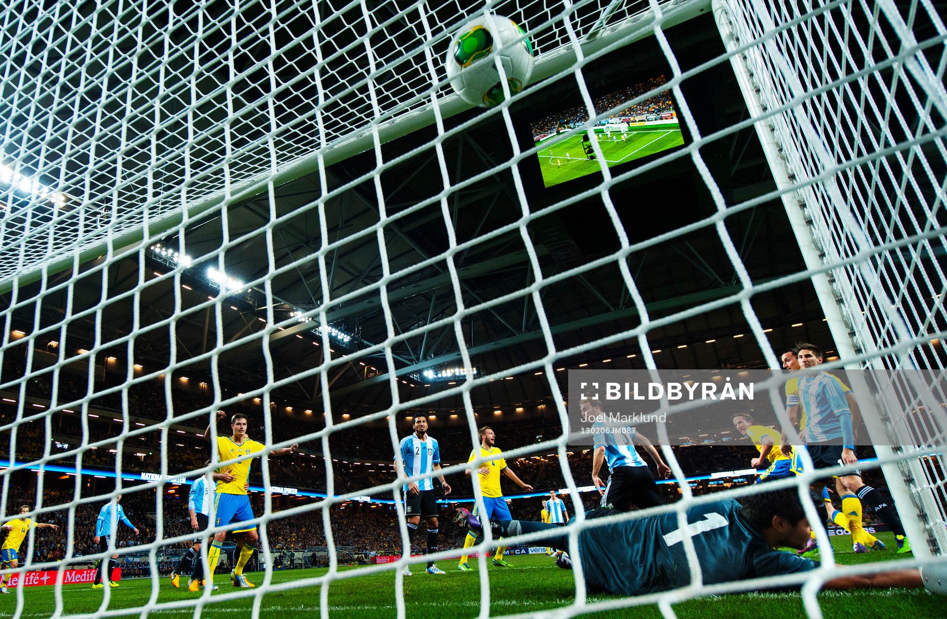 Jonas Olsson, Sverige, nickar in 1-1 bakom Sergio Romero,