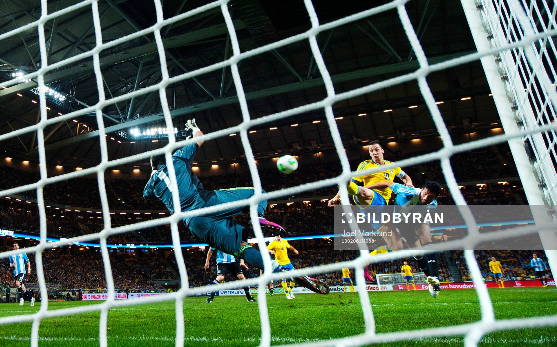 Zlatan Ibrahimovic, Sverige, oroar framför Sergio Romero,