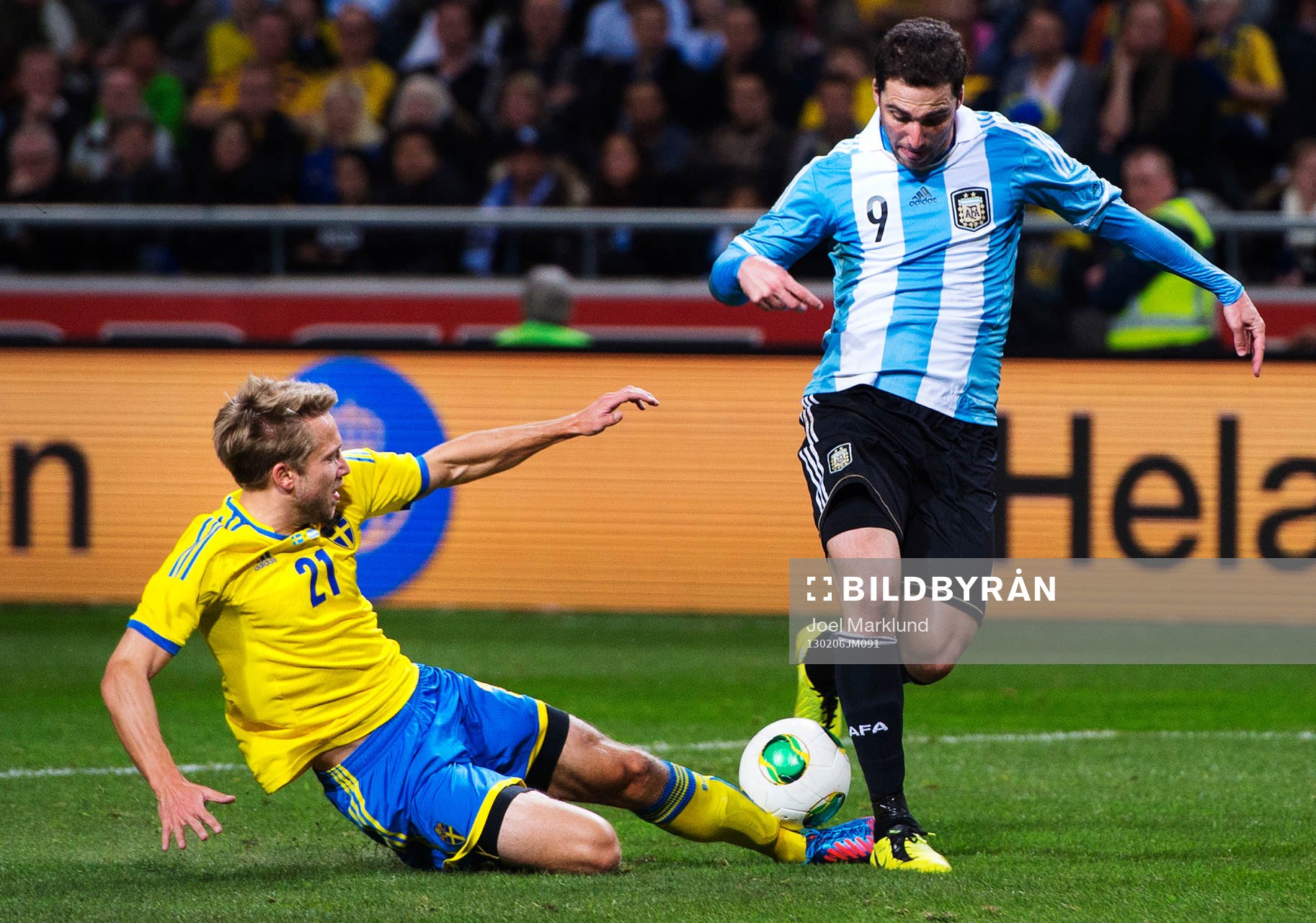 Adam Johansson, Sverige, stoppar Gonzalo Higuain, Argentina