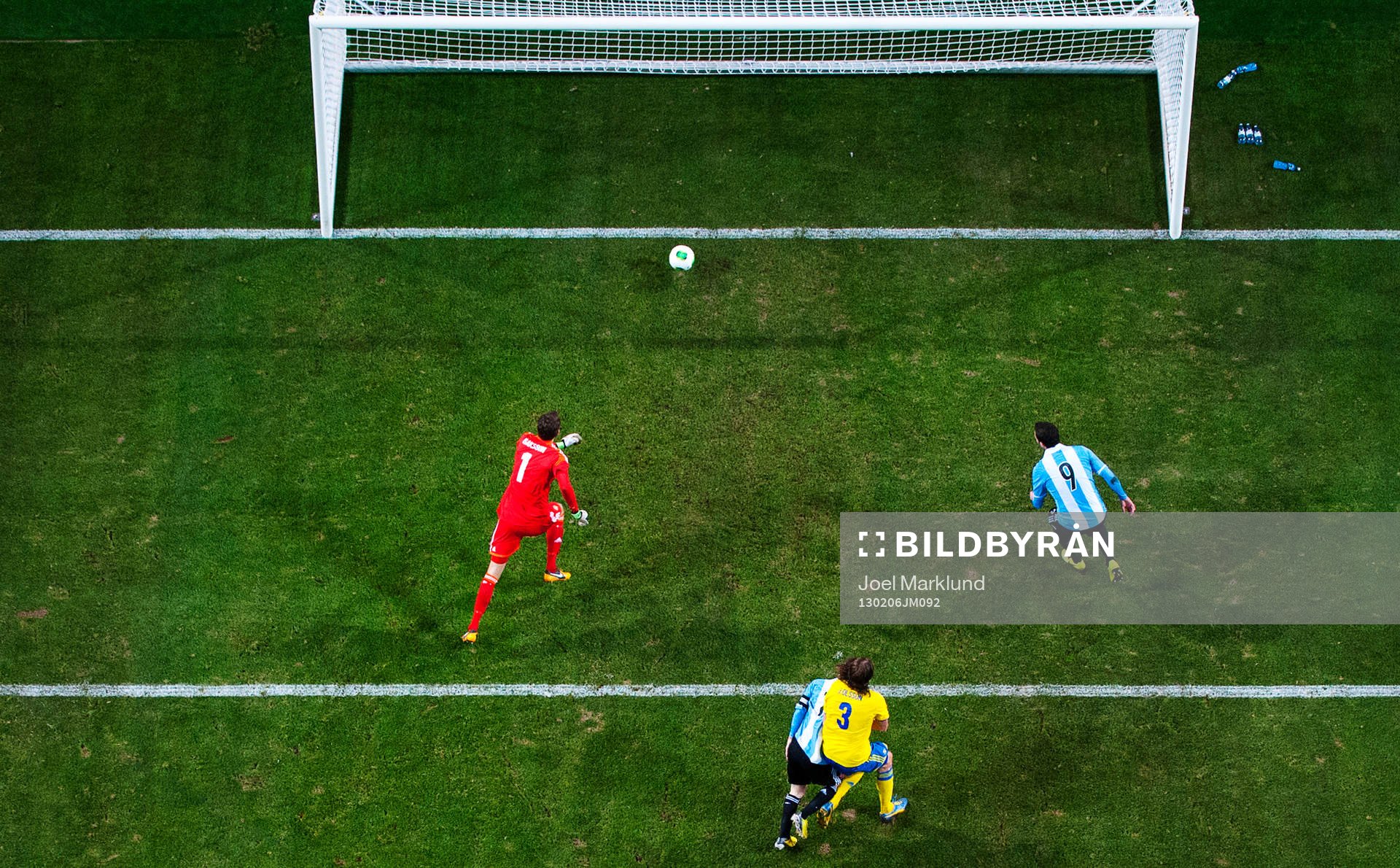 Andreas Isaksson, målvakt, Sverige, räddar med en