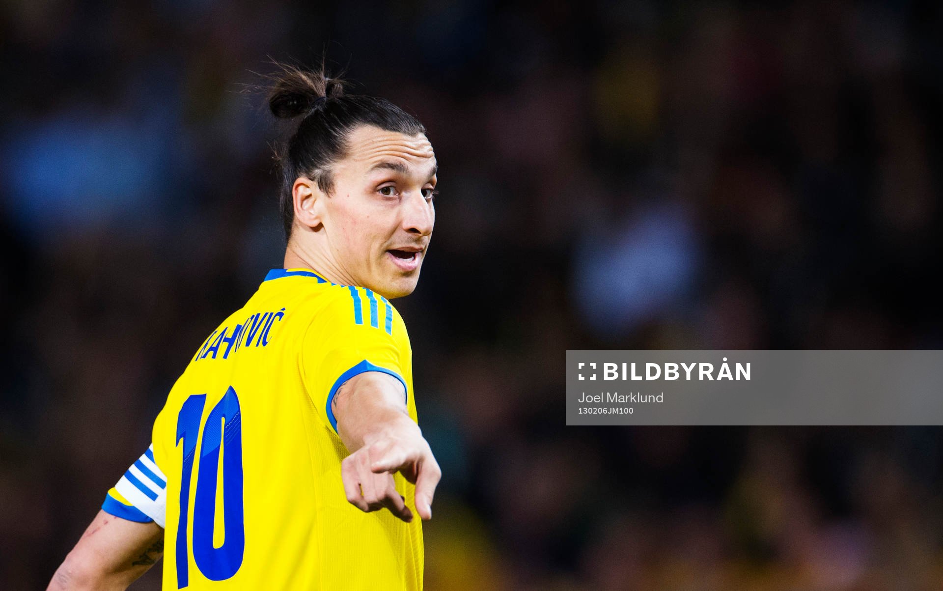 Zlatan Ibrahimovic, Sverige, pekar med fingret