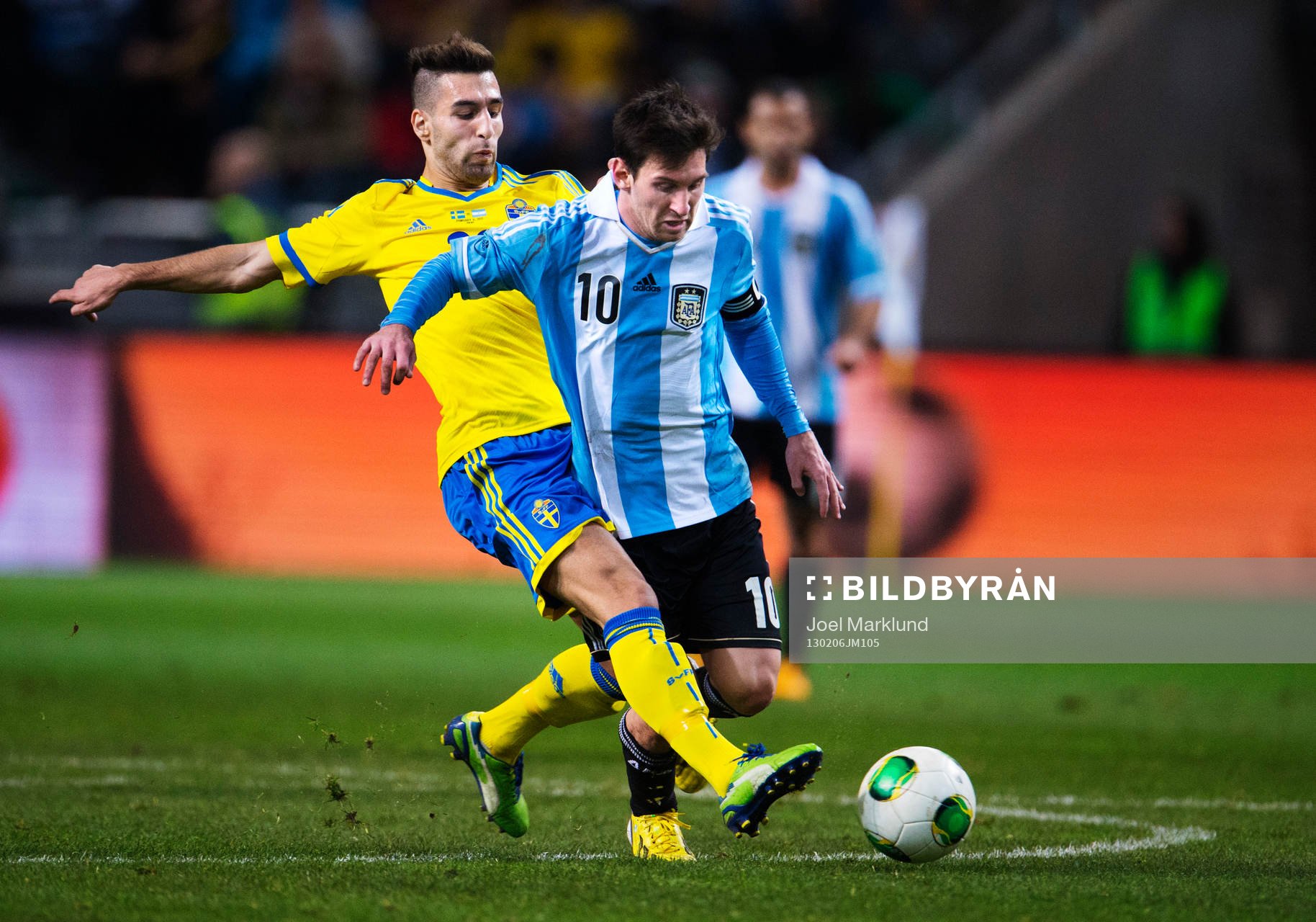 Jimmy Durmaz, Sverige, tacklar Lionel Messi, Argentina
