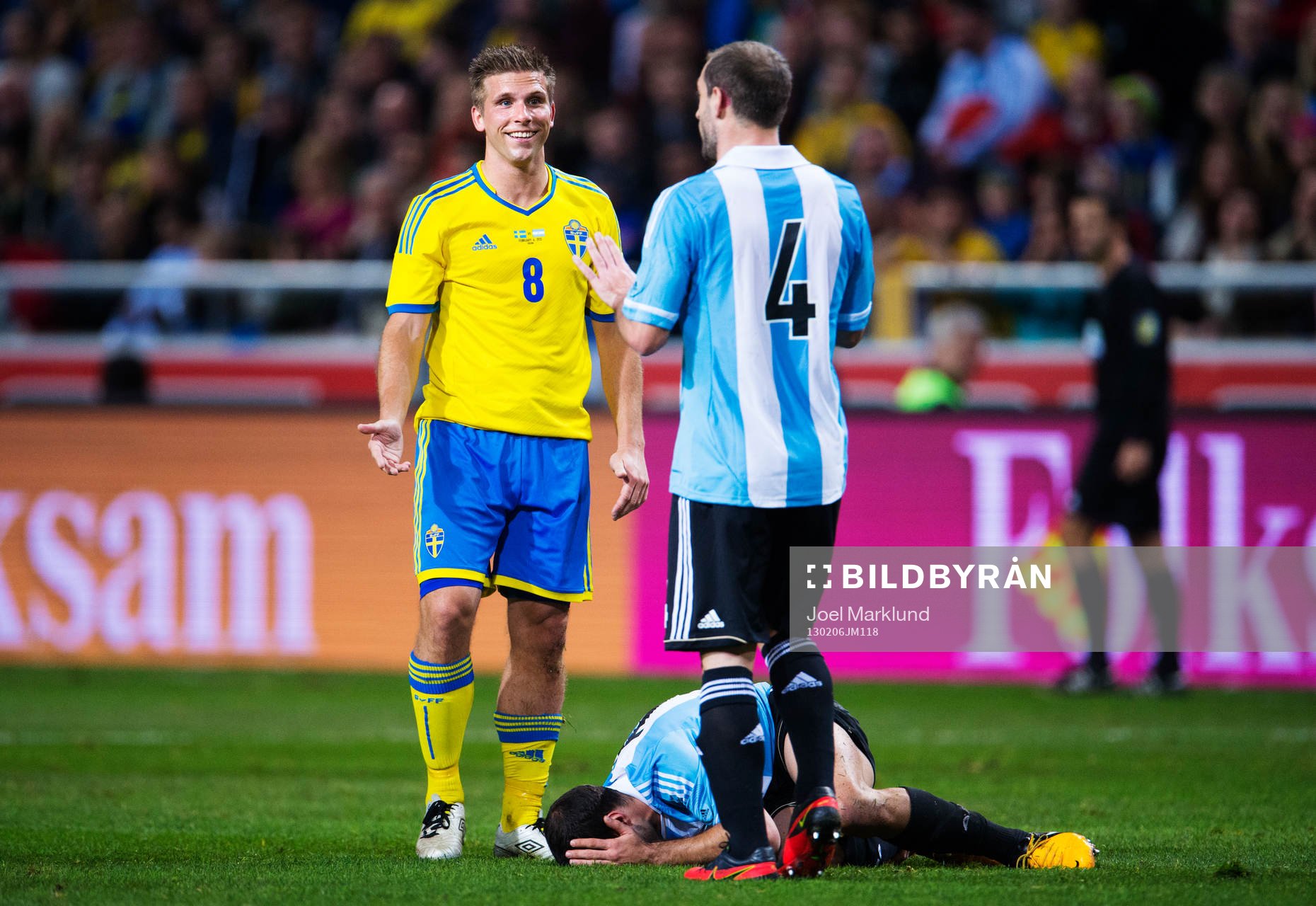 Anders Svensson, Sverige, argumenterar med Pablo Zabaleta,