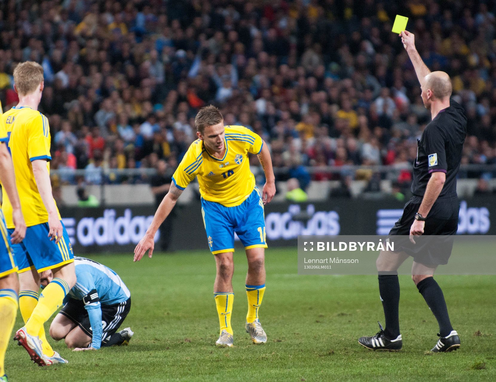 Varning, Pontus Wernbloom, som sparkat ner Lionel Messi